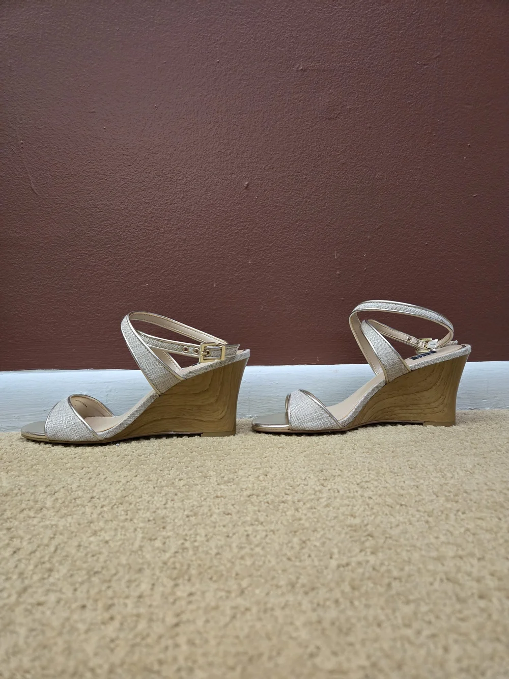 White House Black Market Kaylee Foil Linen Wedge size 7